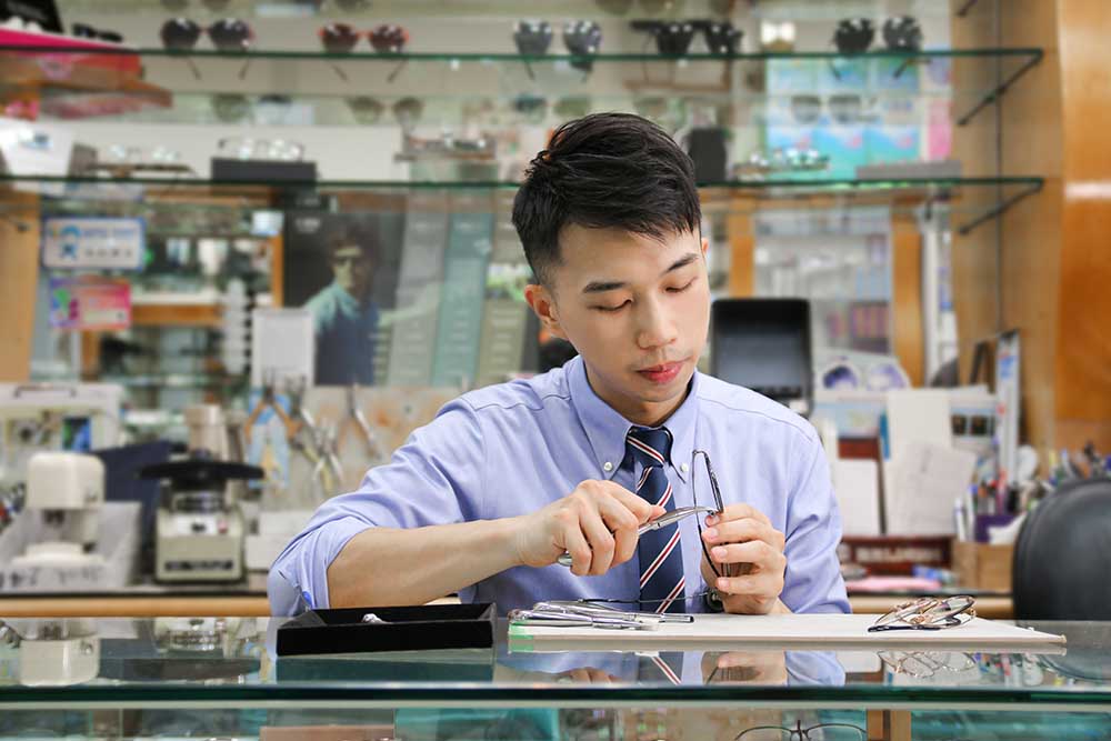 【中視眼鏡 潭子店】，年輕專業的 Eric 替您服務