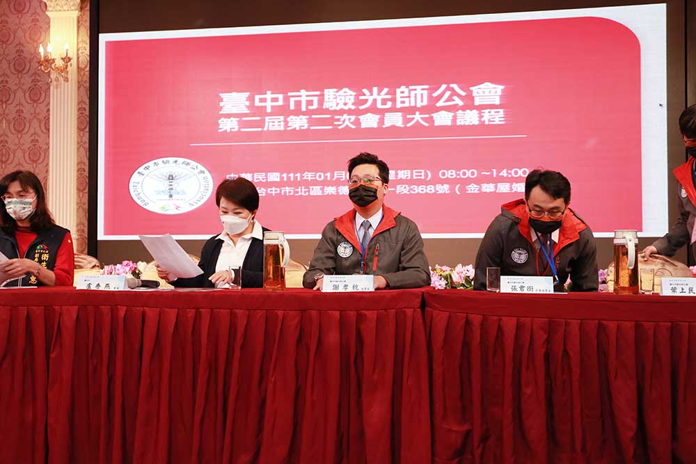 六年前的立法，五年前的創(chuàng)立，不長(zhǎng)也不短的時(shí)間，卻將臺(tái)中市人們的雙眼視力照顧的無(wú)微不至。臺(tái)中市驗(yàn)光師公會(huì)