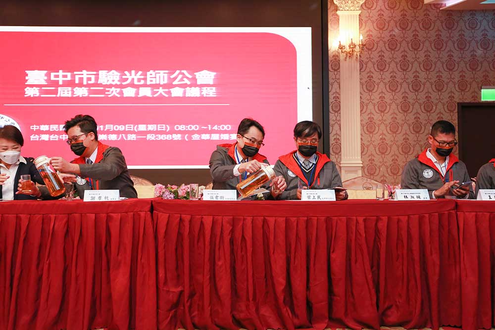 六年前的立法，五年前的創(chuàng)立，不長(zhǎng)也不短的時(shí)間，卻將臺(tái)中市人們的雙眼視力照顧的無(wú)微不至。臺(tái)中市驗(yàn)光師公會(huì)