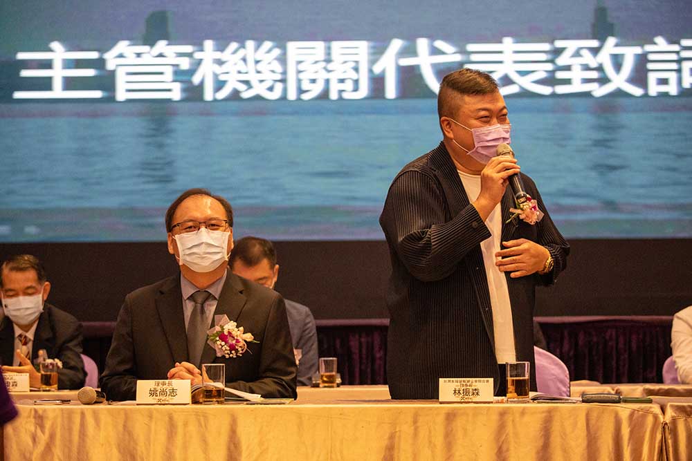 第29、30屆 臺(tái)中鐘錶眼鏡商業(yè)同業(yè)公會(huì)交接大會(huì),增設(shè)「數(shù)位發(fā)展委員會(huì)」,新理監(jiān)事團(tuán)隊(duì)持續(xù)為會(huì)員提供服務(wù)。 17 第29、30屆 臺(tái)中鐘錶眼鏡商業(yè)同業(yè)公會(huì)交接大會(huì),增設(shè)「數(shù)位發(fā)展委員會(huì)」,新理監(jiān)事團(tuán)隊(duì)持續(xù)為會(huì)員提供服務(wù)。