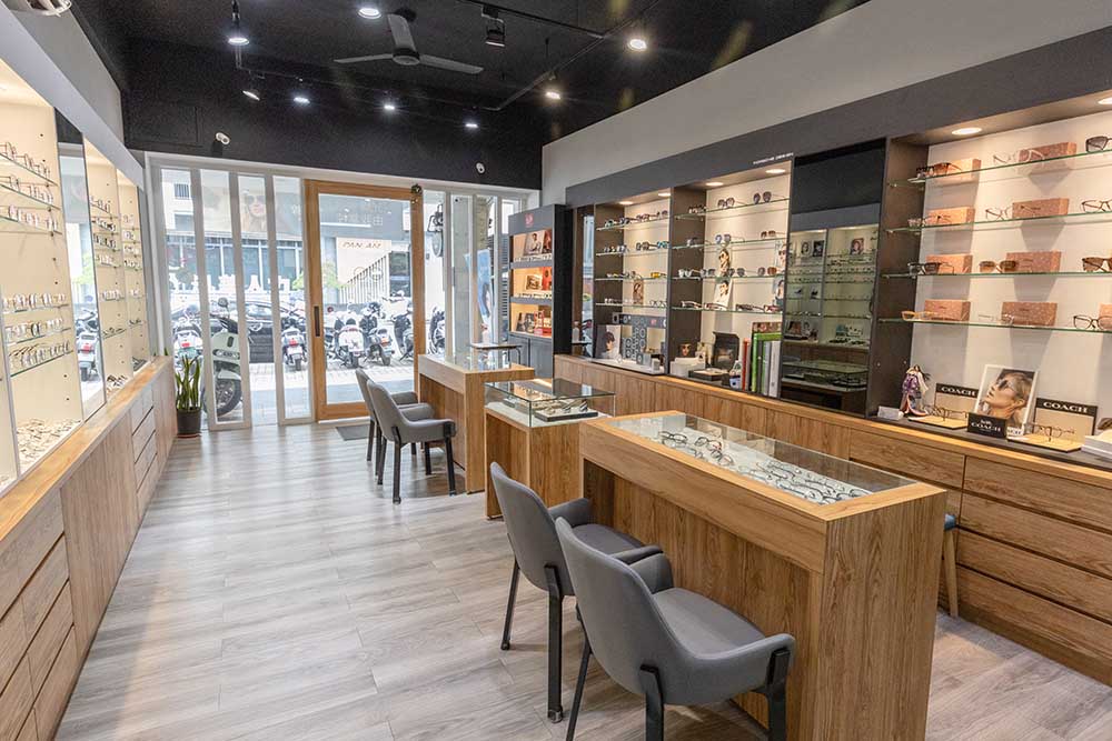 穿梭在嘉義無數日子的眼鏡店 - 嘉佳眼鏡,眾多精品眼鏡品牌進駐,掌握現代風格,讓店務擁有輕奢感 4 穿梭在嘉義無數日子的眼鏡店 - 嘉佳眼鏡,眾多精品眼鏡品牌進駐,掌握現代風格,讓店務擁有輕奢感