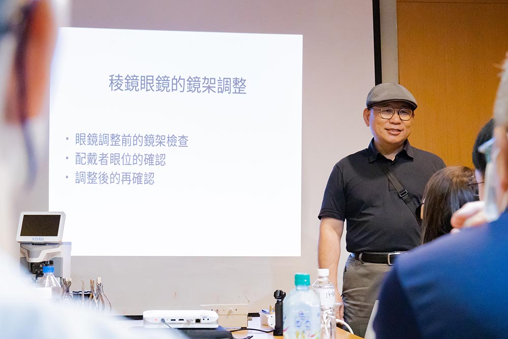 一副高品質的眼鏡，必須有良好的鏡片加工及鏡架調整，才能讓眼鏡達到完美的效果！